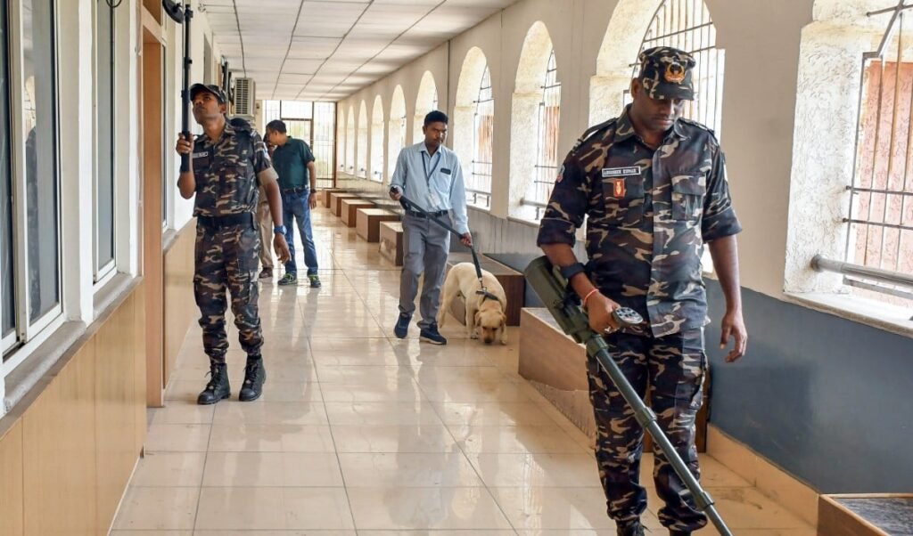 Chandigarh Schools Bomb Threat | कई नामी स्कूलों को फिर मिली बम से उड़ाने की धमकी, सर्च ऑपरेशन के बाद खाली हाथ लौटी पुलिस Chandigarh Schools Bomb Threat | कई नामी स्कूलों को फिर मिली बम से उड़ाने की धमकी, सर्च ऑपरेशन के बाद खाली हाथ लौटी पुलिस