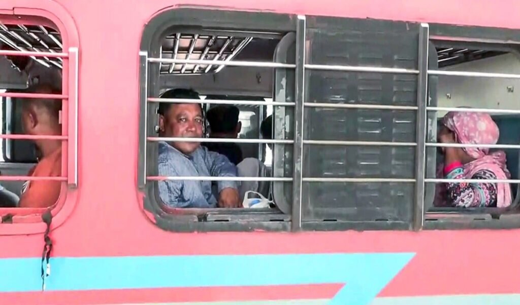 Confirmed Ticket होने पर भी सीट नहीं मिली, Railway को भरना होगा 35,000 से अधिक का जुर्माना Confirmed Ticket होने पर भी सीट नहीं मिली, Railway को भरना होगा 35,000 से अधिक का जुर्माना