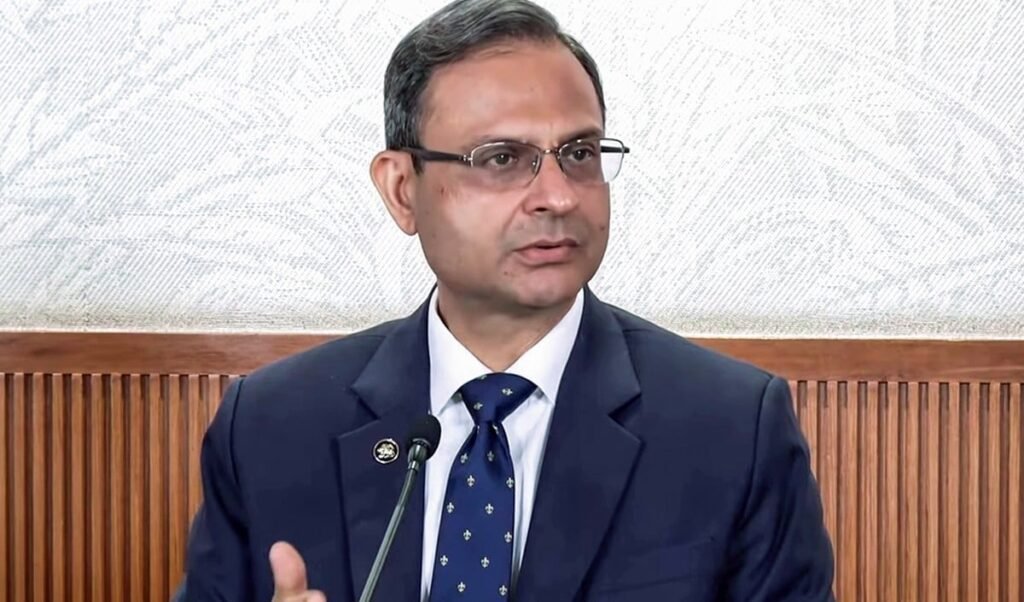 Crude Oil की बढ़ती कीमतों पर RBI का अलर्ट, आम आदमी की जेब पर पड़ेगा सीधा असर Crude Oil की बढ़ती कीमतों पर RBI का अलर्ट, आम आदमी की जेब पर पड़ेगा सीधा असर