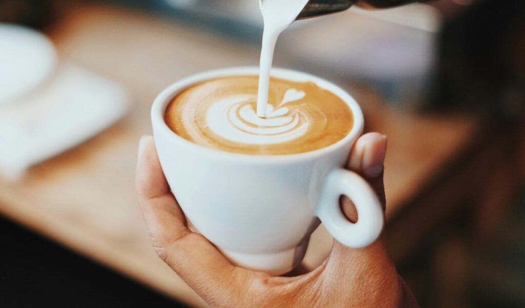 Daily Coffee पीना कितना सही? जानें आपकी Health के लिए अमृत है या है जहर