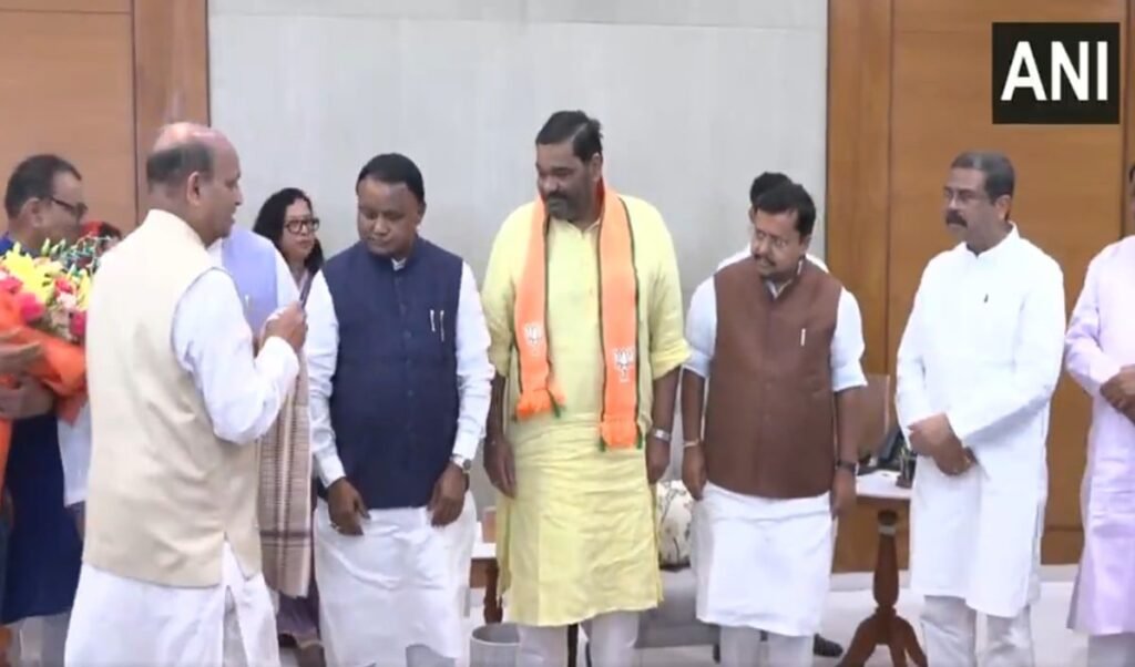 Debasish Samantaray ने BJD को छोड़ तुरंत थामा BJP का दामन, Odisha की राजनीति में हलचल Debasish Samantaray ने BJD को छोड़ तुरंत थामा BJP का दामन, Odisha की राजनीति में हलचल