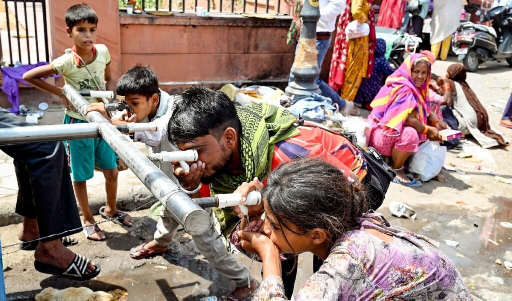 Delhi Heatwave Alert | दिल्ली में भीषण गर्मी की दस्तक! मौसम विभाग का ‘येलो अलर्ट’ जारी, पारा 44°C छूने के आसार Delhi Heatwave Alert | दिल्ली में भीषण गर्मी की दस्तक! मौसम विभाग का ‘येलो अलर्ट’ जारी, पारा 44°C छूने के आसार