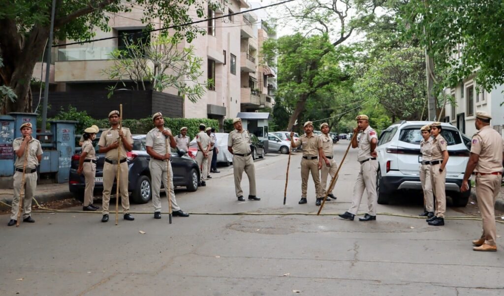 Delhi Murder Mystery: गौतम विहार में 16 साल के लड़के की हत्या, FSL और Police टीमों की जांच तेज