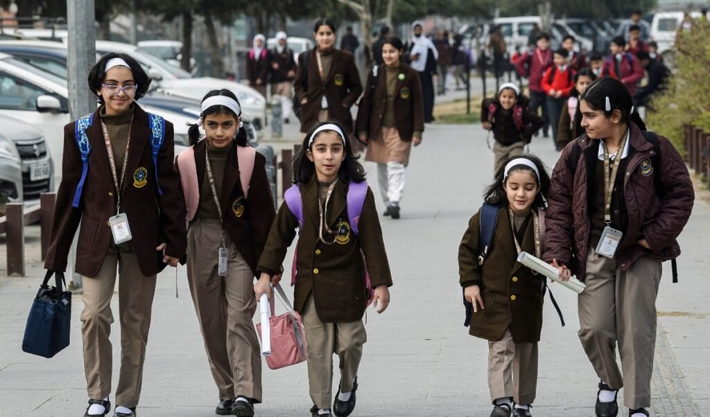 Delhi NCR Schools Online | क्या दिल्ली-NCR के स्कूल और यूनिवर्सिटी फिर होंगे ऑनलाइन? ईंधन बचाने की अपील के बाद चर्चा तेज