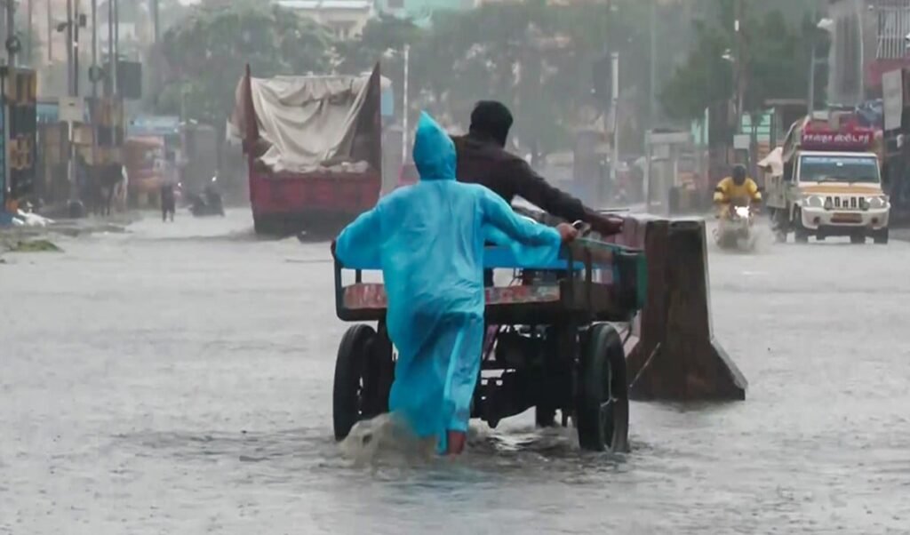 Delhi-NCR Thunderstorm-Rains Red Alert | दिल्ली में गरज के साथ बारिश और ओलावृष्टि का ‘रेड अलर्ट’ जारी, 80 KM की रफ्तार से चलेंगी हवाएं