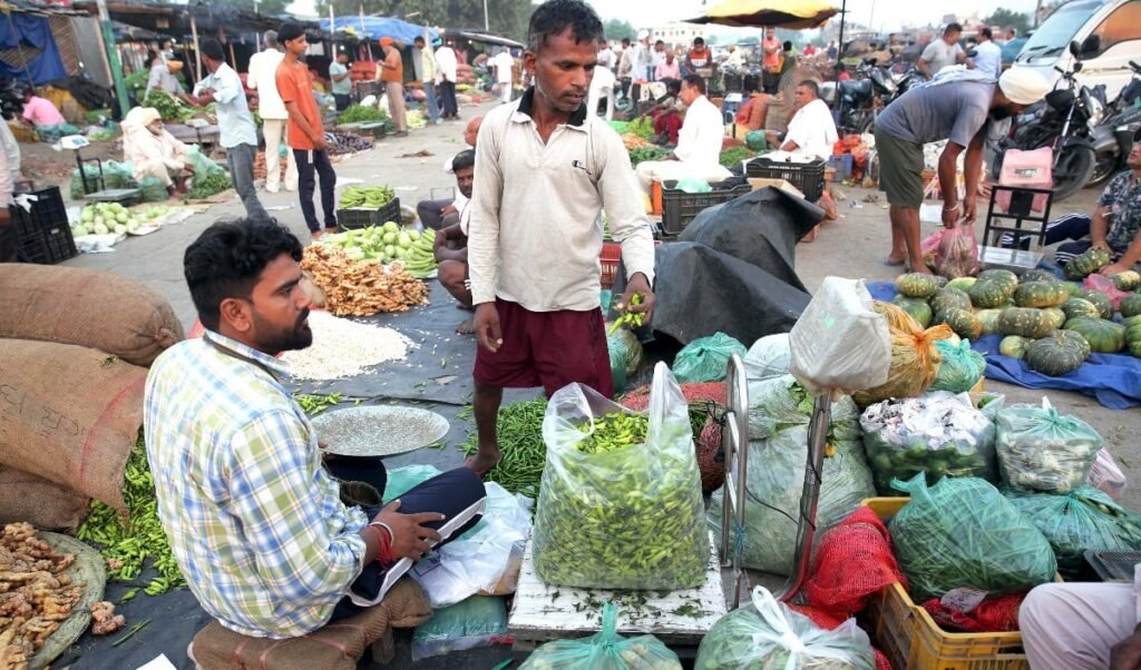 Delhi Transport Strike: आम आदमी पर महंगाई की डबल मार, अदरक-धनिया के दाम आसमान पर