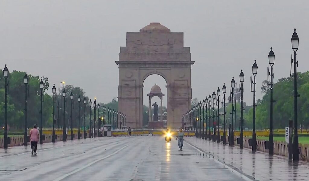 Delhi  Weather | कई दिनों की भीषण गर्मी के बाद दिल्ली को बारिश से राहत, तेज़ हवाओं ने तापमान गिराया