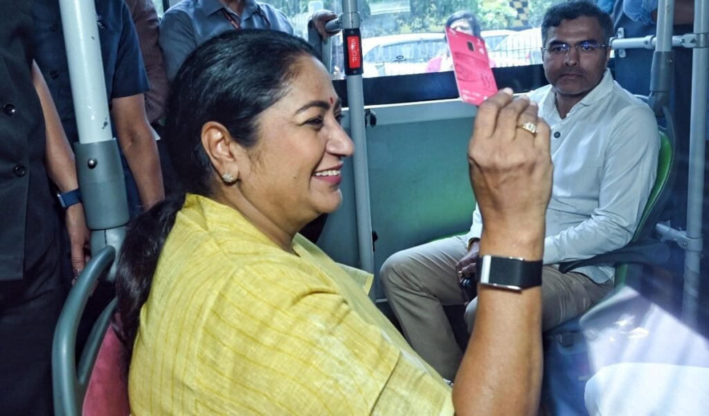 Delhi का ‘Pink Card’ बना महिलाओं की पहली पसंद, CM Rekha Gupta की स्कीम ने तोड़ा 8 लाख का रिकॉर्ड Delhi का ‘Pink Card’ बना महिलाओं की पहली पसंद, CM Rekha Gupta की स्कीम ने तोड़ा 8 लाख का रिकॉर्ड