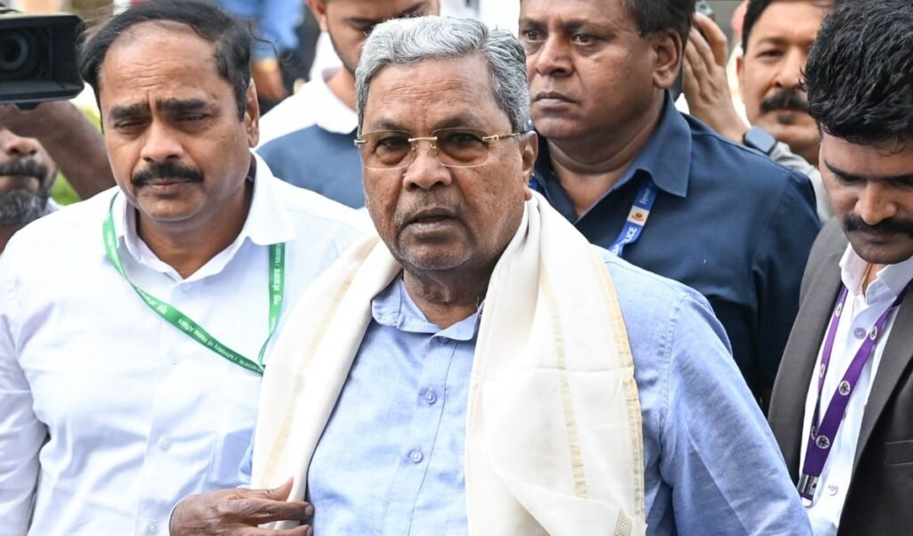Delhi का हुक्म! Karnataka में नेतृत्व परिवर्तन, Siddaramaiah के आवास के बाहर जबरदस्त हंगामा