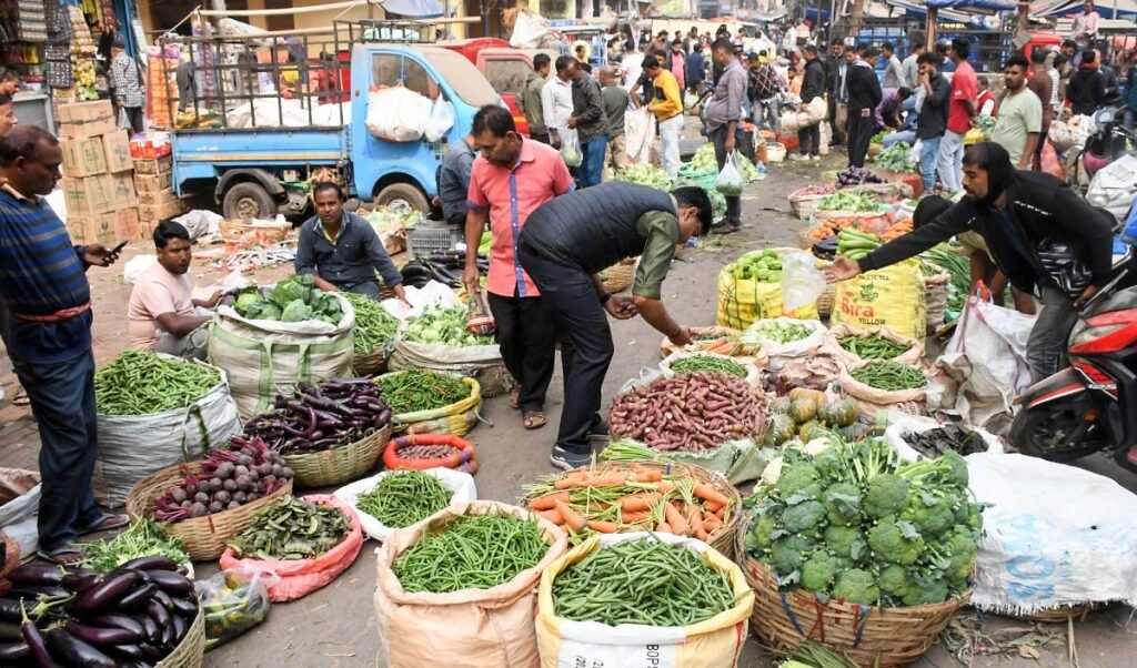 Delhi की Azadpur Mandi से चेतावनी, Fuel Price Hike से महंगी होंगी सब्जियां और फल Delhi की Azadpur Mandi से चेतावनी, Fuel Price Hike से महंगी होंगी सब्जियां और फल