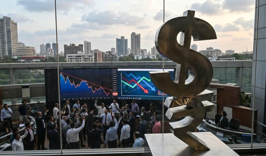 Dollar के आगे Rupee धड़ाम, Crude Oil की आग ने लगाया 30 पैसे का तगड़ा झटका