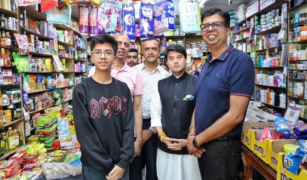 Gangtok की सड़कों पर घूमे मंत्री Scindia, पत्नी के लिए की Shopping, UPI से किया Digital Payment