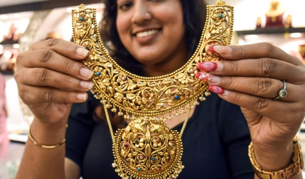 Gold Silver Price: चांदी में 6,800 रुपये का जोरदार उछाल, जबकि सोने की कीमतों में आई 2,000 रुपये की गिरावट