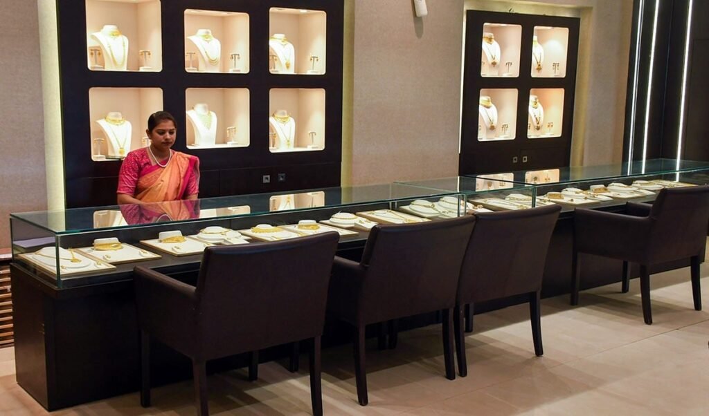 Gold पर सरकार की सख्ती के चलते Jewellery Industry में हाहाकार! खाली बैठे हैं कारीगर, सूने पड़े हैं बड़े-बड़े शोरूम