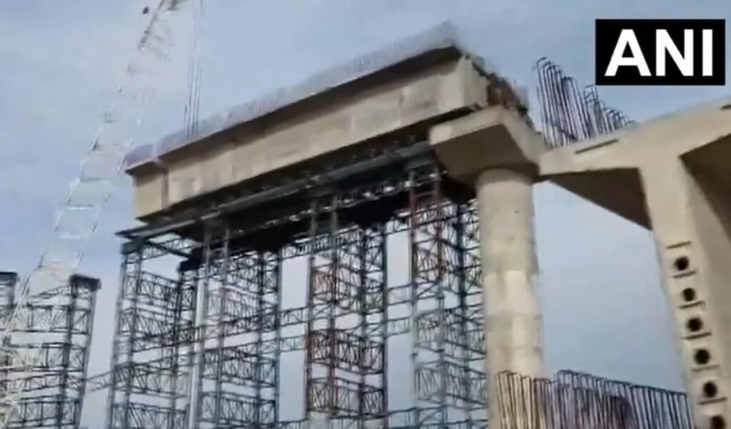 Hamirpur Bridge Collapse | हमीरपुर में दर्दनाक हादसा! बेतवा नदी पर गिर गया निर्माणाधीन पुल का स्लैब, सोते हुए 6 मजदूरों की मलबे में दबकर मौत Hamirpur Bridge Collapse | हमीरपुर में दर्दनाक हादसा! बेतवा नदी पर गिर गया निर्माणाधीन पुल का स्लैब, सोते हुए 6 मजदूरों की मलबे में दबकर मौत