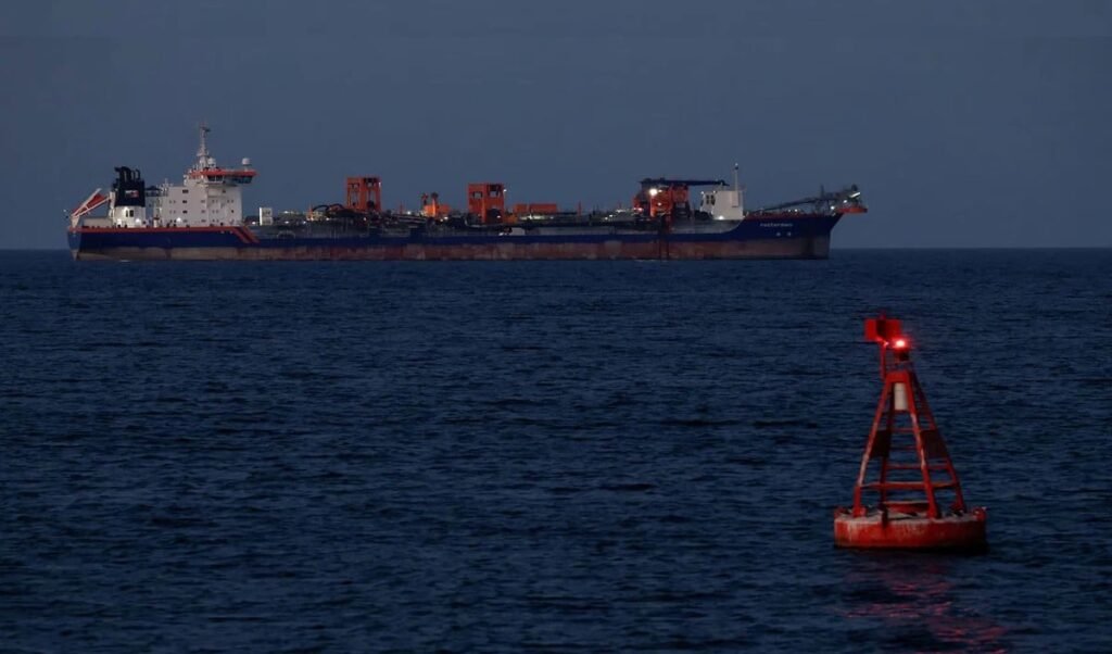 Hormuz Strait में फिर भड़की आग, Donald Trump के 'Project Freedom' से बढ़ा युद्ध का खतरा