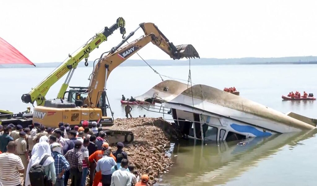 Jabalpur Boat Tragedy: 13 मौतों का कौन ज़िम्मेदार? High Court के Judge करेंगे जांच Jabalpur Boat Tragedy: 13 मौतों का कौन ज़िम्मेदार? High Court के Judge करेंगे जांच