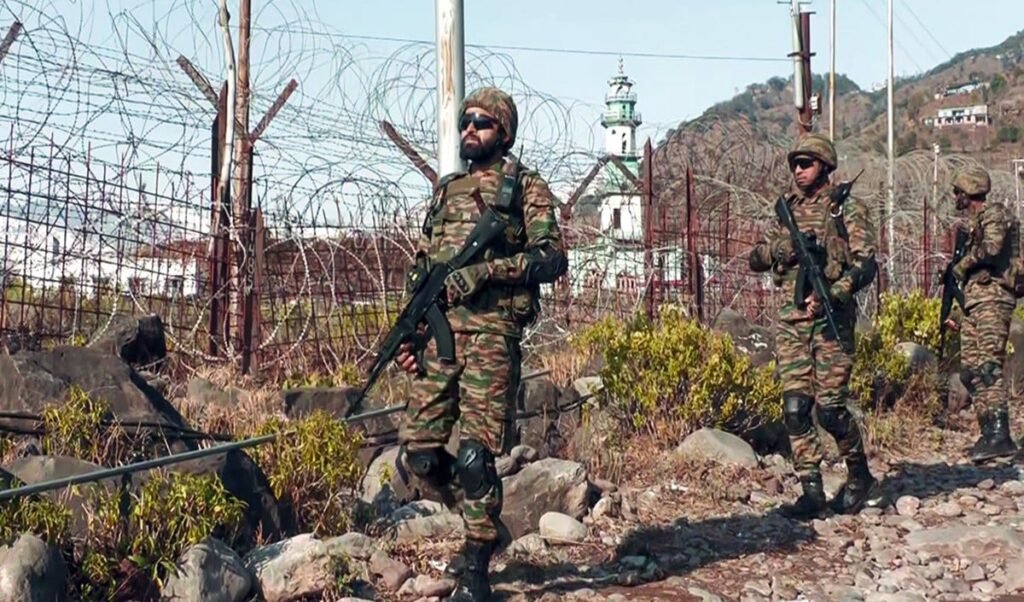 Jammu Kashmir के Poonch में LoC पर घुसपैठ की बड़ी साजिश नाकाम, सेना ने एक आतंकी को किया ढेर