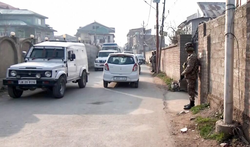Jammu and Kashmir: शोपियां में NIA की बड़ी कार्रवाई, प्रतिबंधित दारुल उलूम सिराजुल उलूम और पूर्व जमात प्रमुख के घर पर छापेमारी Jammu and Kashmir: शोपियां में NIA की बड़ी कार्रवाई, प्रतिबंधित दारुल उलूम सिराजुल उलूम और पूर्व जमात प्रमुख के घर पर छापेमारी