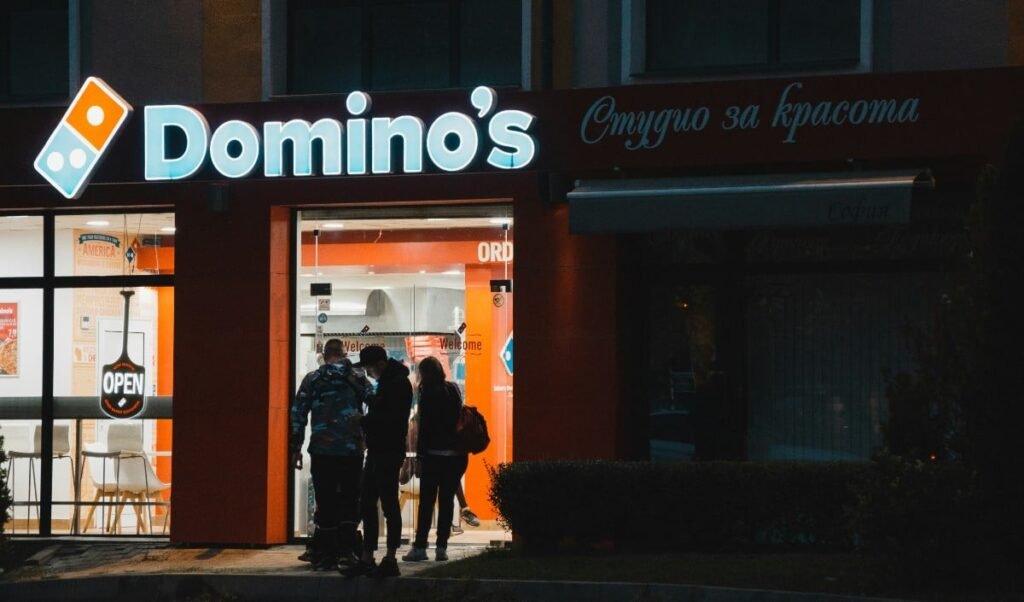Jubilant Foodworks के नतीजों से बाजार निराश, Brokerage Firms ने घटाई रेटिंग, शेयर 8% लुढ़का Jubilant Foodworks के नतीजों से बाजार निराश, Brokerage Firms ने घटाई रेटिंग, शेयर 8% लुढ़का