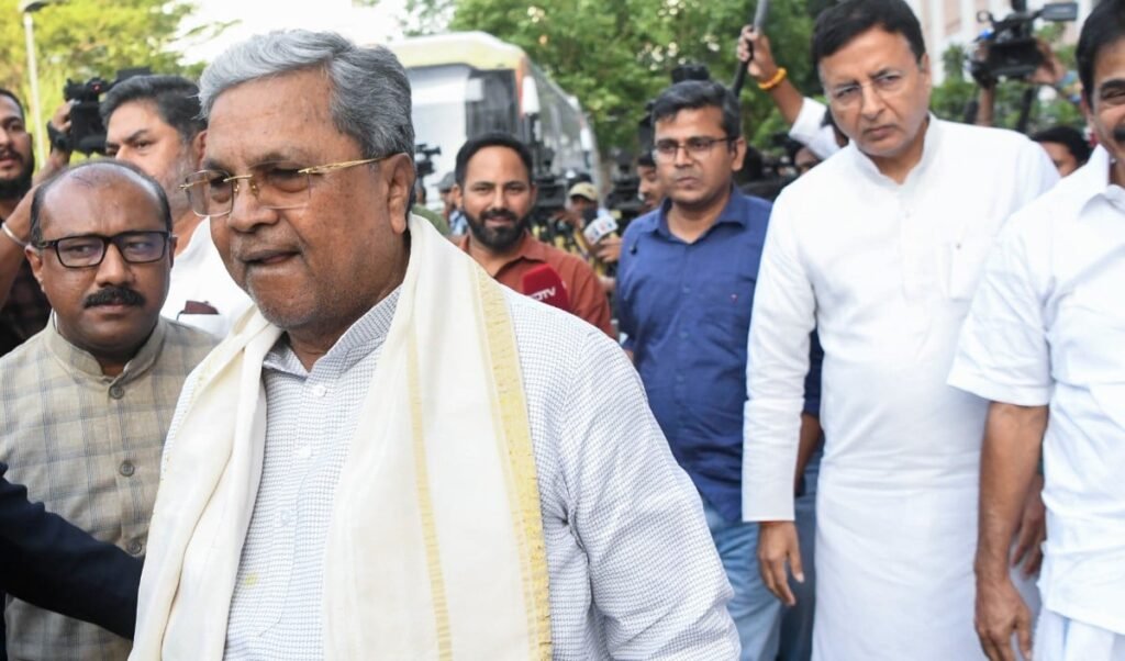 Karnataka Political Crisis | कर्नाटक में बड़े राजनीतिक उलटफेर की आहट! CM सिद्धरमैया दे सकते हैं इस्तीफा, आज बुलाई मंत्रियों की ‘अहम बैठक’ Karnataka Political Crisis | कर्नाटक में बड़े राजनीतिक उलटफेर की आहट! CM सिद्धरमैया दे सकते हैं इस्तीफा, आज बुलाई मंत्रियों की ‘अहम बैठक’