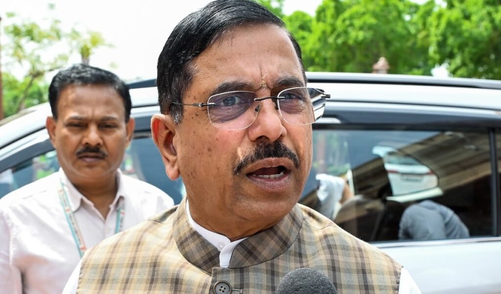 Karnataka में CM पद का ‘Game’ शुरू? जोशी का दावा- Congress में Siddaramaiah की कुर्सी पर संकट