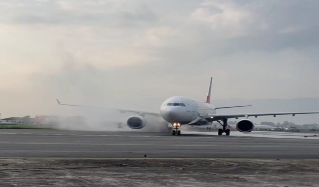 Kathmandu Airport पर लैंडिंग के वक्त Turkish Airlines के विमान में लगी भीषण आग, 277 यात्री बाल-बाल बचे Kathmandu Airport पर लैंडिंग के वक्त Turkish Airlines के विमान में लगी भीषण आग, 277 यात्री बाल-बाल बचे