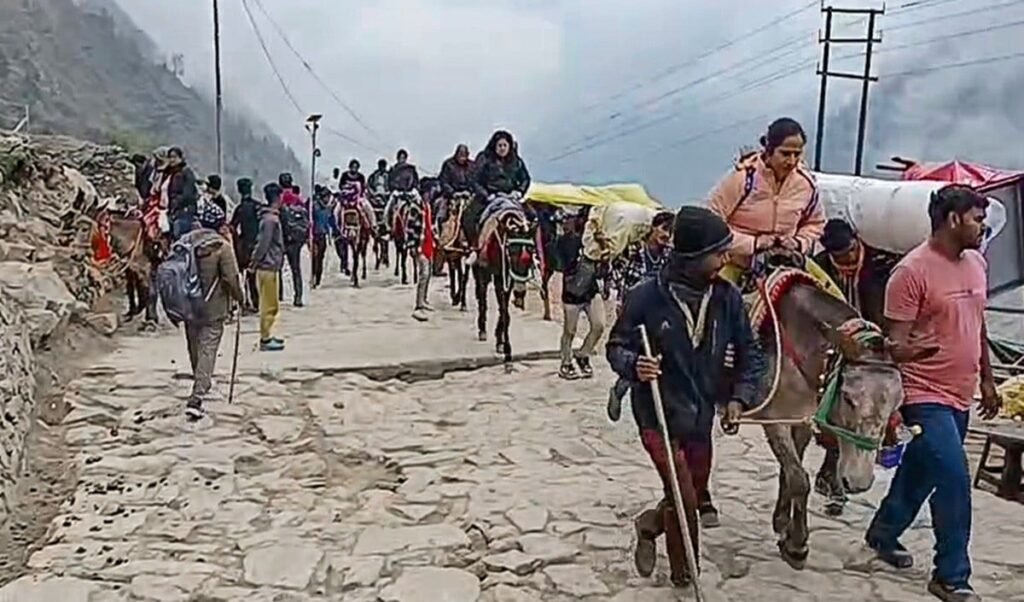 Kedarnath Yatra पर मौसम का ब्रेक, Dehradun में Weekend पर भारी ट्रैफिक का Alert Kedarnath Yatra पर मौसम का ब्रेक, Dehradun में Weekend पर भारी ट्रैफिक का Alert