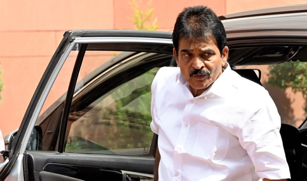 Kerala CM Race | केरल में ‘मुख्यमंत्री’ की रेस, कांग्रेस में फूट के संकेत? वेणुगोपाल के मुख्यमंत्री बनने पर सतीशन खेमे ने दी चेतावनी Kerala CM Race | केरल में ‘मुख्यमंत्री’ की रेस, कांग्रेस में फूट के संकेत? वेणुगोपाल के मुख्यमंत्री बनने पर सतीशन खेमे ने दी चेतावनी