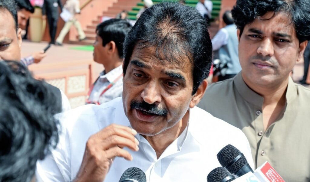 Keralam CM की रेस: Rahul Gandhi की बैठक के बाद KC वेणुगोपाल का नाम लगभग तय! आज या कल हो सकता है ऐलान Keralam CM की रेस: Rahul Gandhi की बैठक के बाद KC वेणुगोपाल का नाम लगभग तय! आज या कल हो सकता है ऐलान