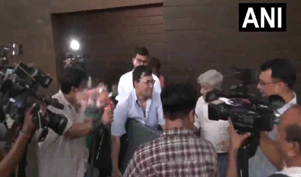 Kolkata: KMC नोटिस के बाद Abhishek Banerjee के घर पुलिस, सियासी पारा हाई Kolkata: KMC नोटिस के बाद Abhishek Banerjee के घर पुलिस, सियासी पारा हाई