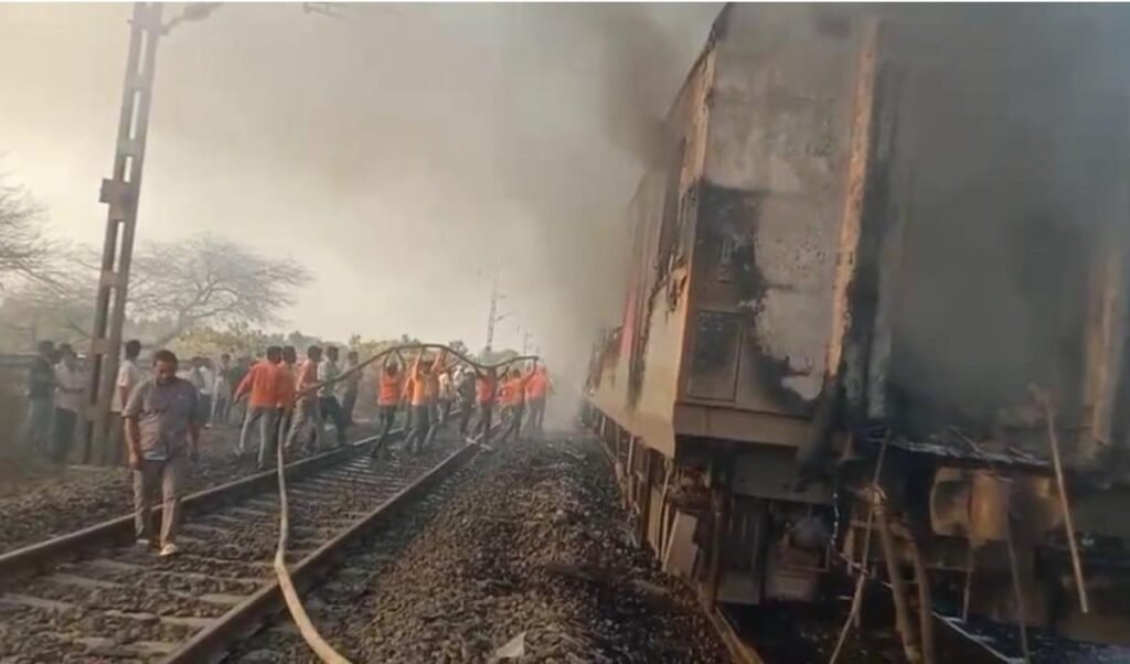 Madhya Pradesh के Ratlam के पास Rajdhani Express के एसी कोच में लगी आग, सभी यात्री सुरक्षित