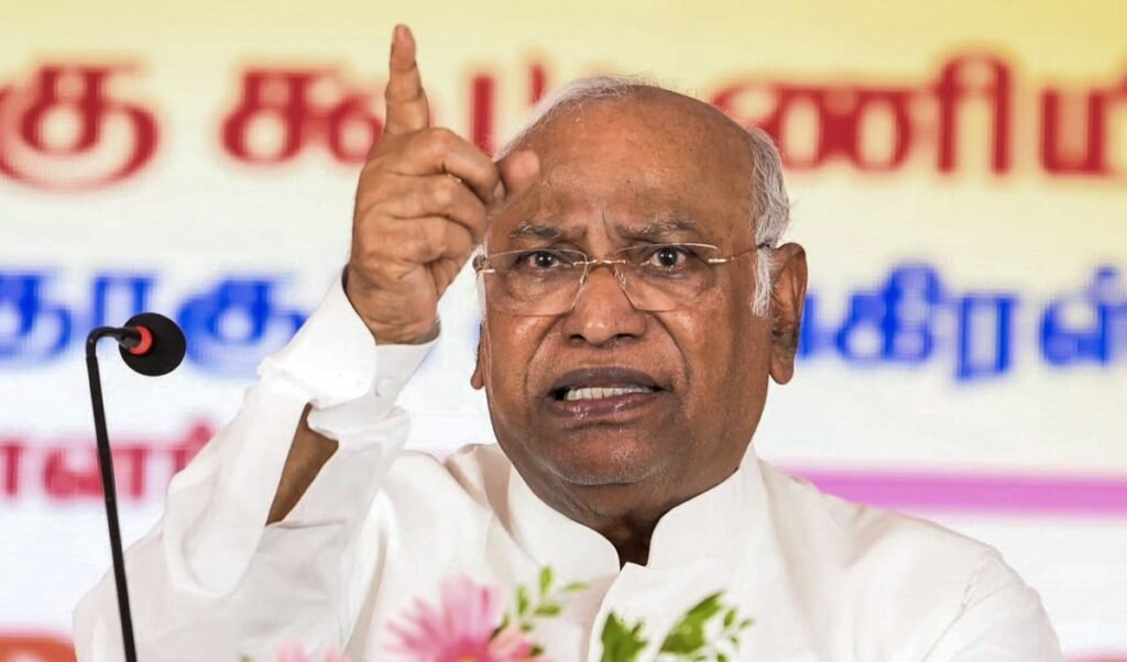 Mallikarjun Kharge का BJP पर तीखा हमला, ‘जनता की कमाई किश्तों में लूट रही Modi सरकार’ | Fuel Price Hike Mallikarjun Kharge का BJP पर तीखा हमला, ‘जनता की कमाई किश्तों में लूट रही Modi सरकार’ | Fuel Price Hike