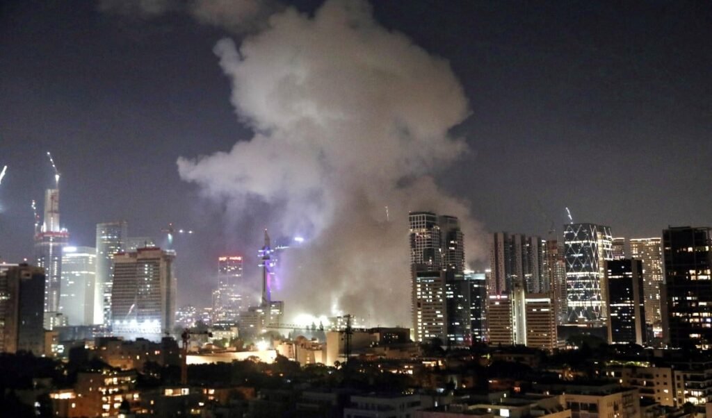 Missile Attack UAE | खाड़ी में फिर मंडराए युद्ध के बादल! यूएई पर मिसाइल और ड्रोन हमला, होर्मुज़ में अमेरिकी जहाजों पर गोलाबारी