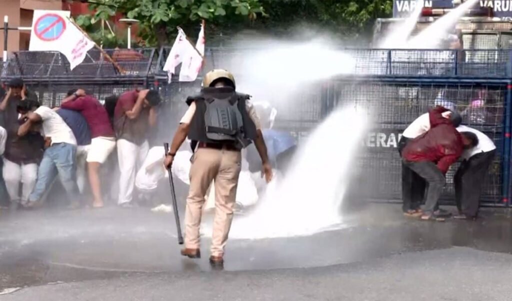 NEET Paper Leak पर छात्रों का गुस्सा बेकाबू, Kerala में SFI का CAG ऑफिस में घुसकर जोरदार Protest NEET Paper Leak पर छात्रों का गुस्सा बेकाबू, Kerala में SFI का CAG ऑफिस में घुसकर जोरदार Protest