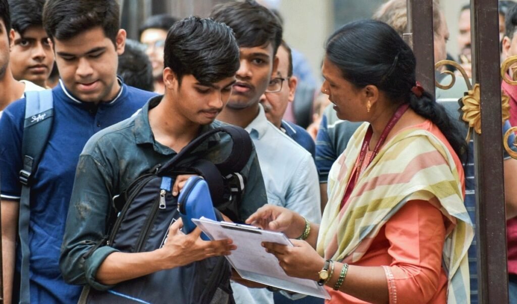 NEET Re-exam का साइड इफेक्ट: Tamil Nadu में इंजीनियरिंग-आर्ट्स एडमिशन अधर में, बिगड़ेगा पूरा कैलेंडर
