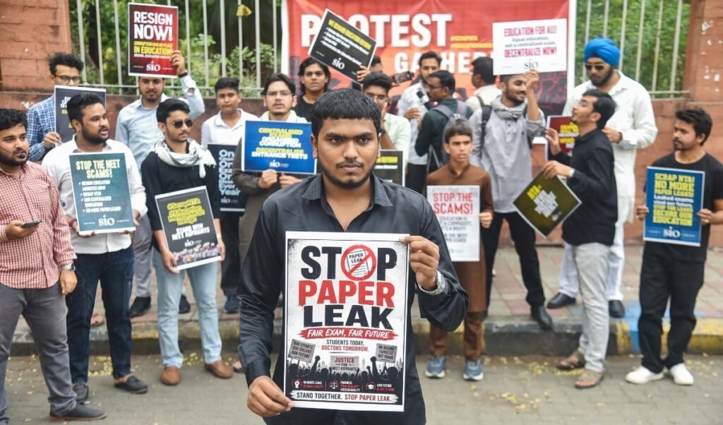 NEET paper leak: मास्टरमाइंड PV Kulkarni के 2 और सहयोगी रडार पर, Pune-Latur में CBI की ताबड़तोड़ रेड