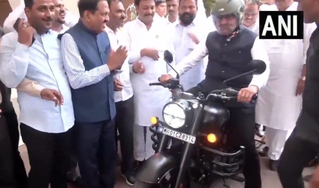 PM मोदी की अपील का असर, बाइक से विधान भवन पहुंचे CM फडणवीस