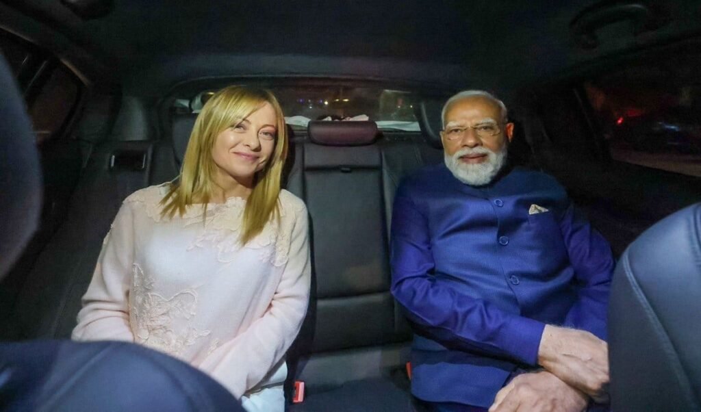 PM मोदी को अपनी कार में बिठाकर ले गईं मेलोनी, मशहूर कोलोसियम का किया दौरा PM मोदी को अपनी कार में बिठाकर ले गईं मेलोनी, मशहूर कोलोसियम का किया दौरा