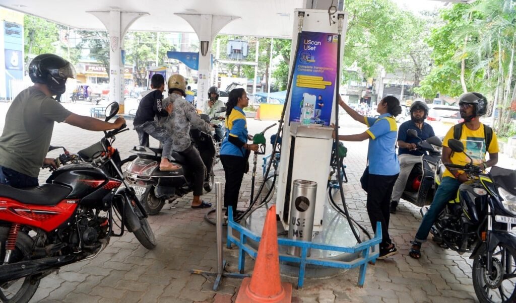 Petrol-Diesel Price में फिर लगी आग, Delhi में पेट्रोल 102 पार, जानें Mumbai समेत बड़े शहरों का New Rate Petrol-Diesel Price में फिर लगी आग, Delhi में पेट्रोल 102 पार, जानें Mumbai समेत बड़े शहरों का New Rate