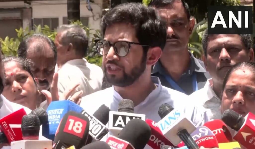 Pune Hooch Tragedy: पुणे शराब कांड में 18 की मौत के बाद भड़के आदित्य ठाकरे, कहा- सिर्फ दिखावे के लिए लोगों को करते हैं गिरफ्तार Pune Hooch Tragedy: पुणे शराब कांड में 18 की मौत के बाद भड़के आदित्य ठाकरे, कहा- सिर्फ दिखावे के लिए लोगों को करते हैं गिरफ्तार