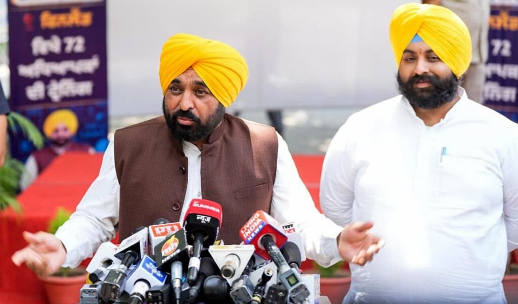 Punjab में Voter List से छेड़छाड़ नहीं होने देंगे, CM Bhagwant Mann ने BJP को जमकर घेरा Punjab में Voter List से छेड़छाड़ नहीं होने देंगे, CM Bhagwant Mann ने BJP को जमकर घेरा