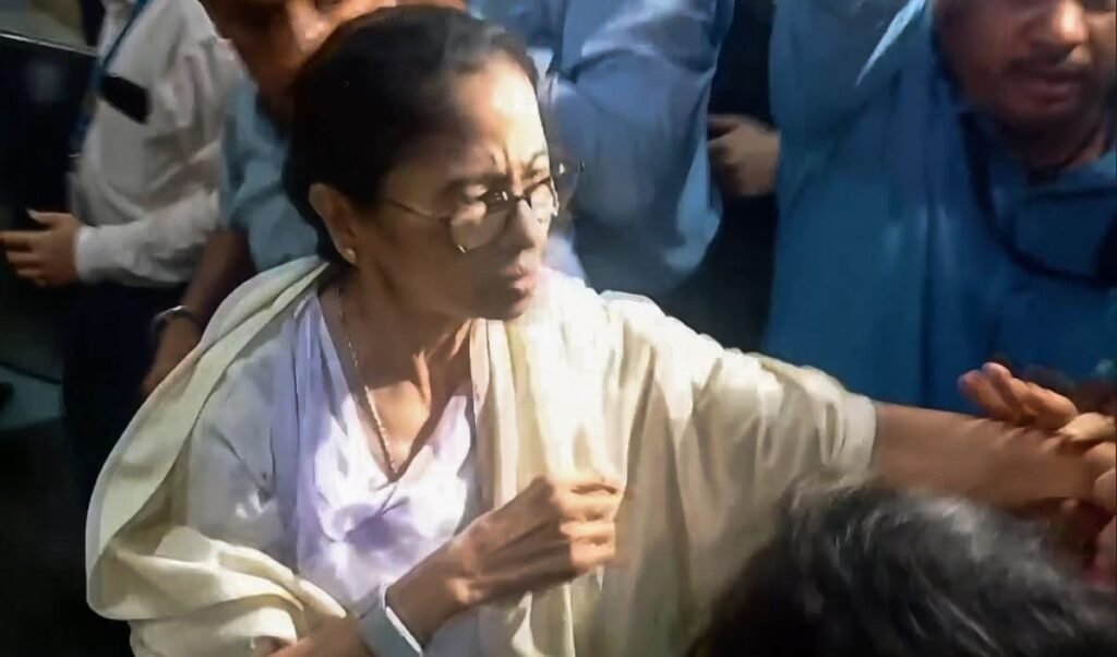 Rahul Gandhi ने Mamata Banerjee को किया फोन, Abhishek Banerjee पर हमले को बताया लोकतंत्र पर चोट Rahul Gandhi ने Mamata Banerjee को किया फोन, Abhishek Banerjee पर हमले को बताया लोकतंत्र पर चोट