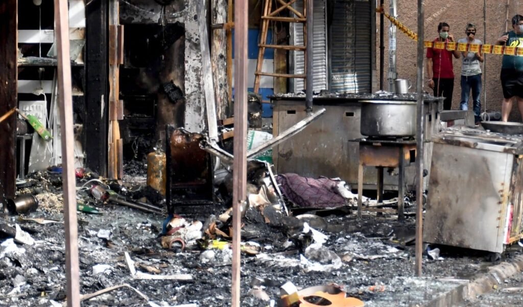 Shastri Park Furniture Market Fire | दिल्ली के शास्त्री पार्क फर्नीचर बाजार में भीषण आग, लाखों का सामान खाक, दमकल गाड़ियों पर पथराव Shastri Park Furniture Market Fire | दिल्ली के शास्त्री पार्क फर्नीचर बाजार में भीषण आग, लाखों का सामान खाक, दमकल गाड़ियों पर पथराव