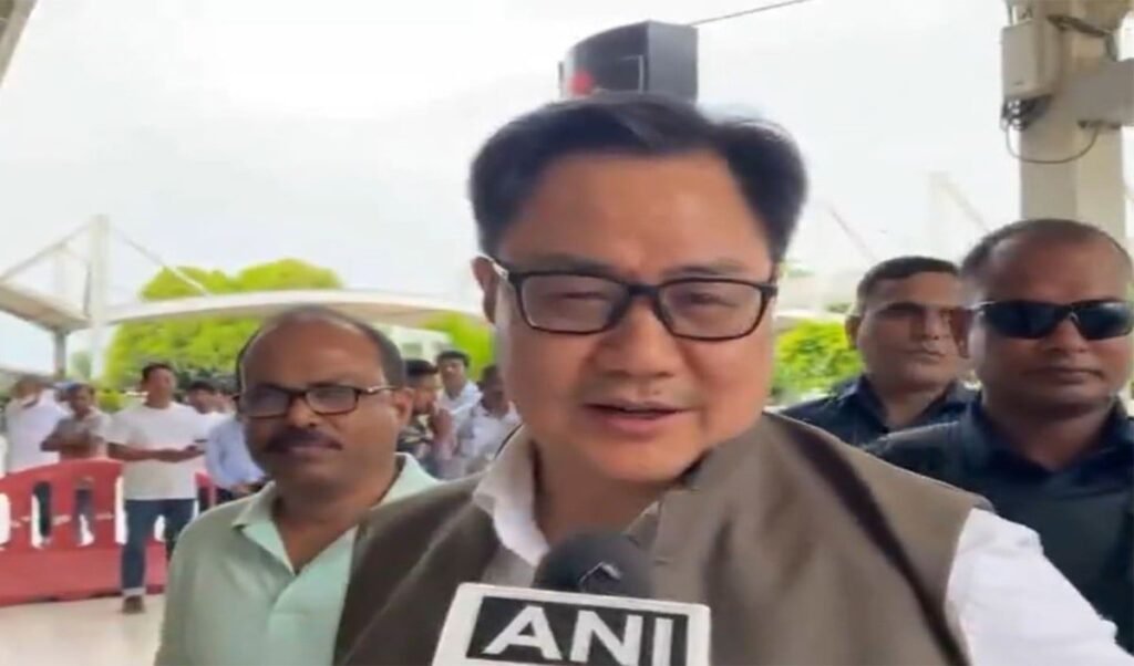 Social Media ट्रेंड Cockroach Janta Party पर बोले Rijiju- हम गंभीर काम करते हैं, हर मुद्दे पर बोलना जरूरी नहीं Social Media ट्रेंड Cockroach Janta Party पर बोले Rijiju- हम गंभीर काम करते हैं, हर मुद्दे पर बोलना जरूरी नहीं