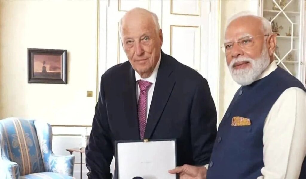 Sweden के बाद अब Norway में भी PM Modi का सम्मान, मिला सर्वोच्च 'Grand Cross' अवॉर्ड Sweden के बाद अब Norway में भी PM Modi का सम्मान, मिला सर्वोच्च 'Grand Cross' अवॉर्ड