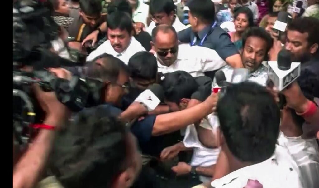 TMC सांसद Kalyan Banerjee के सिर में चोट, Hooghly में Police के सामने BJP पर लगाया हमले का आरोप TMC सांसद Kalyan Banerjee के सिर में चोट, Hooghly में Police के सामने BJP पर लगाया हमले का आरोप