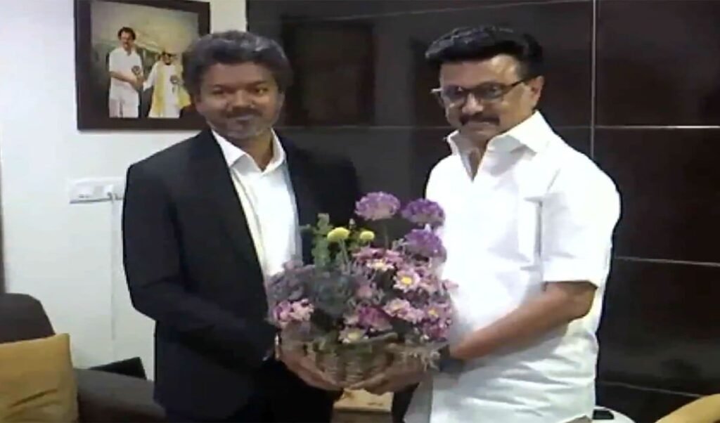 Tamil Nadu की सियासत में हलचल, शपथ के बाद CM Vijay ने MK Stalin से की मुलाकात, क्या हैं मायने? Tamil Nadu की सियासत में हलचल, शपथ के बाद CM Vijay ने MK Stalin से की मुलाकात, क्या हैं मायने?