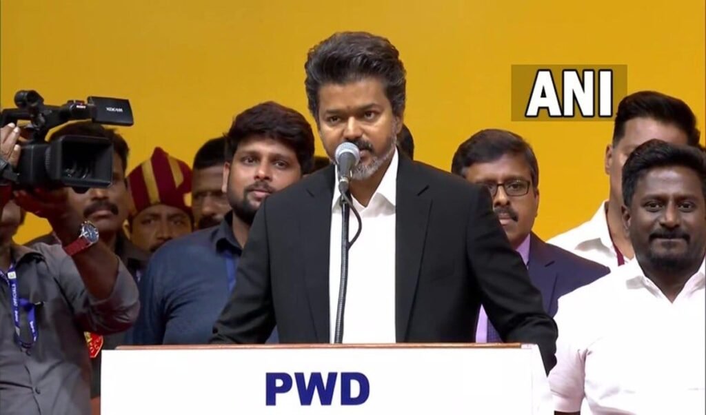 Tamil Nadu में Thalapathy Vijay बने CM, 5 दशक पुराने DMK-AIADMK युग का हुआ अंत Tamil Nadu में Thalapathy Vijay बने CM, 5 दशक पुराने DMK-AIADMK युग का हुआ अंत
