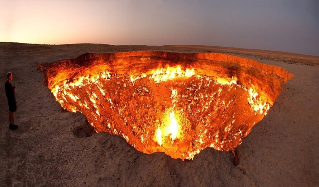 Travel Tips: धरती पर 'नरक का दरवाजा' बना Tourist Hotspot, जानिए Turkmenistan की इस जलती हुई जगह का Secret